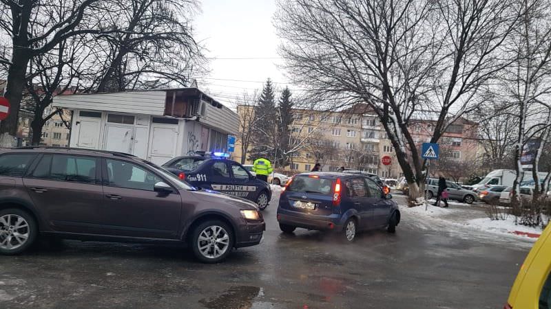 foto - trafic reconfigurat pe străzile din jurul școlii 18. poliția stă la pândă și dă amenzi