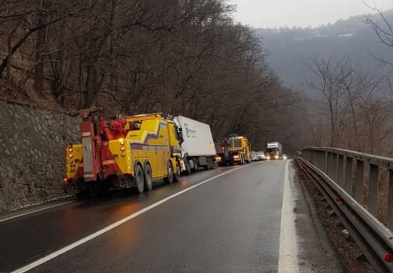 FOTO Tir în șanț pe Valea Oltului. Se circulă alternativ