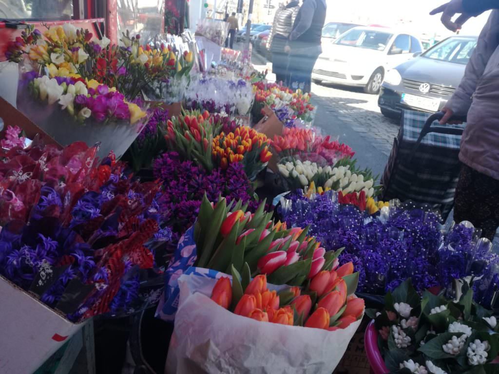 FOTO Goana după cadouri de 1 și 8 martie la Sibiu. De unde cumpăram flori și la ce prețuri