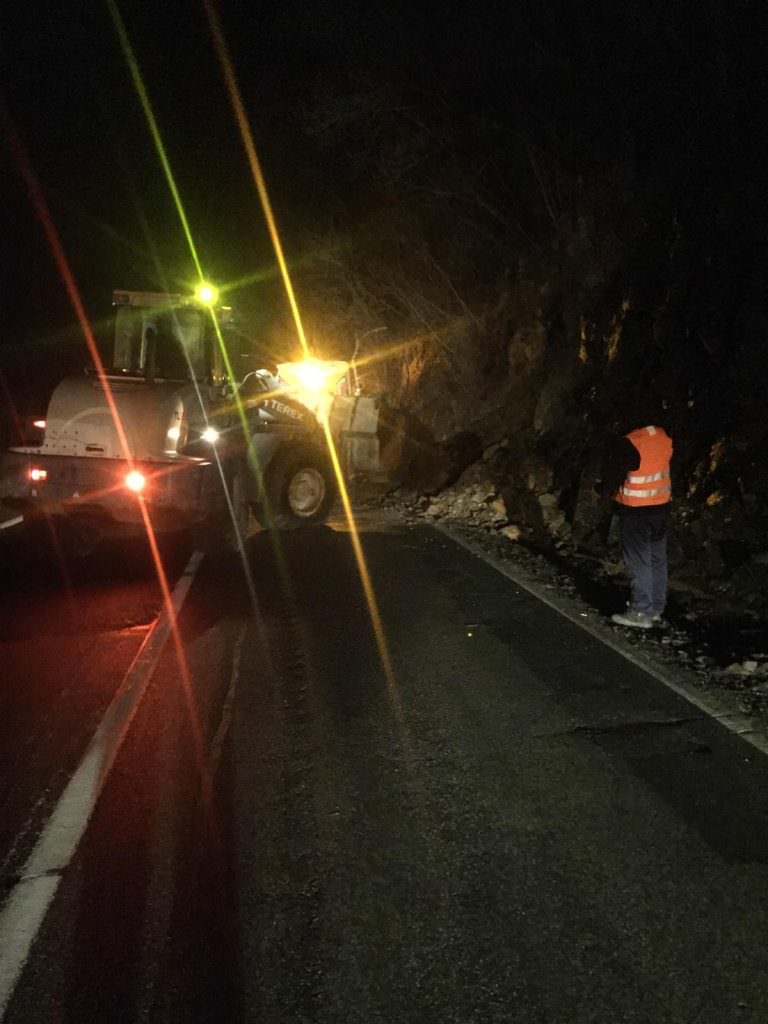 video foto - valea oltului blocată de pietre la boița