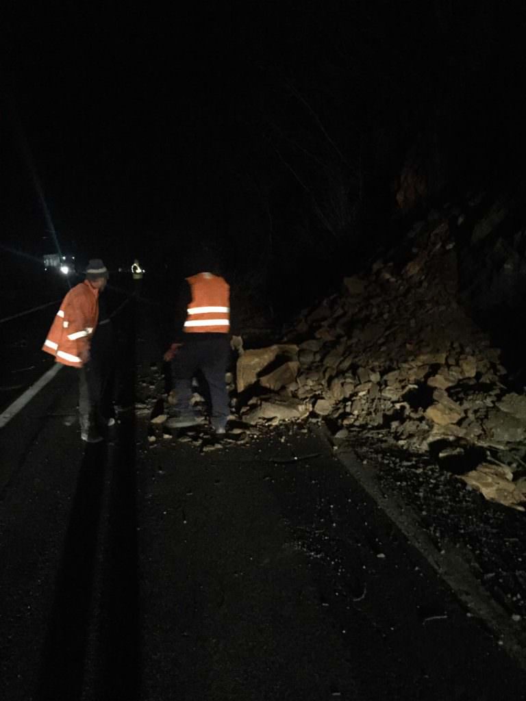 video foto - valea oltului blocată de pietre la boița