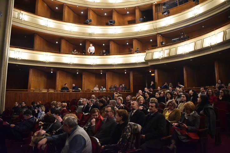 FOTO Actorii sibieni aplaudați la scenă deschisă în șapte orașe cu spectacolul „Perfect compus”