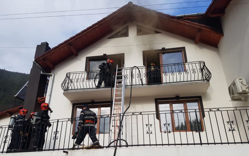 update incendiu la o pensiune din gura râului