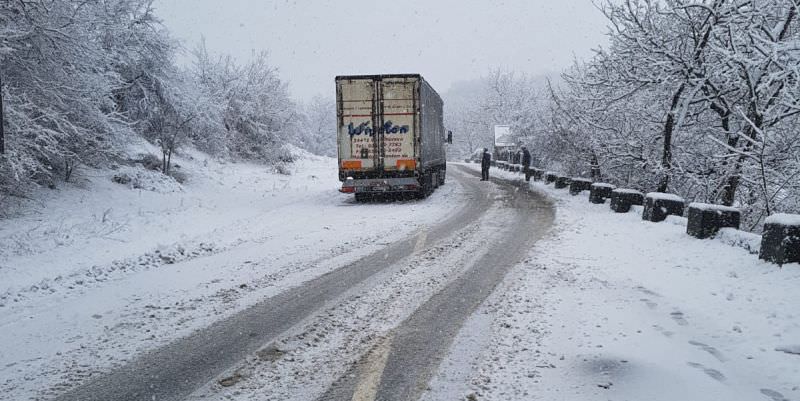 FOTO VIDEO Nu se poate urca panta dintre Mediaș și Blăjel. TIR-uri blocate