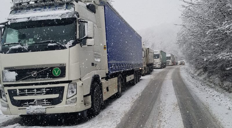 foto video nu se poate urca panta dintre mediaș și blăjel. tir-uri blocate