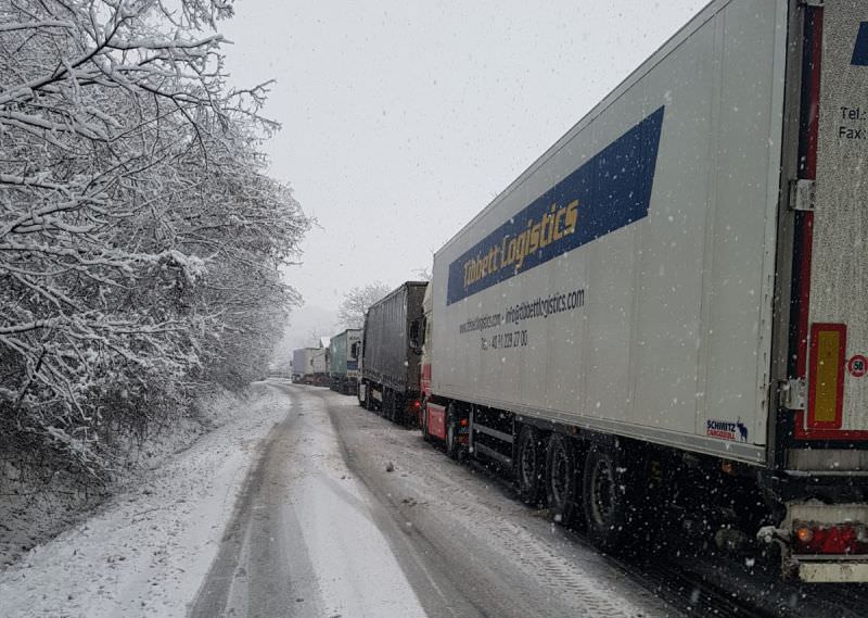 FOTO VIDEO Nu se poate urca panta dintre Mediaș și Blăjel. TIR-uri blocate