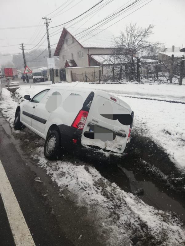 foto mașină lovită de un tir pe dn7 la tălmaciu