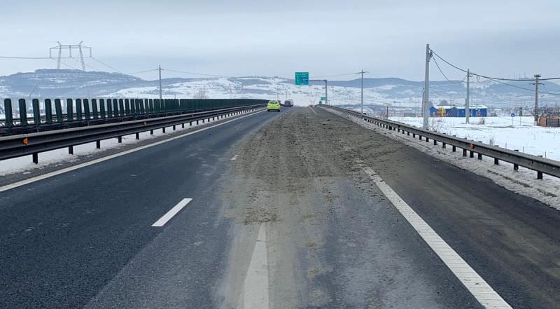 foto beton înșirat pe autostradă la sibiu - poliția caută șoferul vinovat