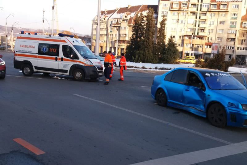 FOTO - Ambulanță tamponată de un șofer neatent pe Constituției