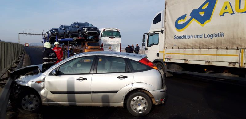 foto accident pe autostrada sibiu - sebeș. mașina în parapet