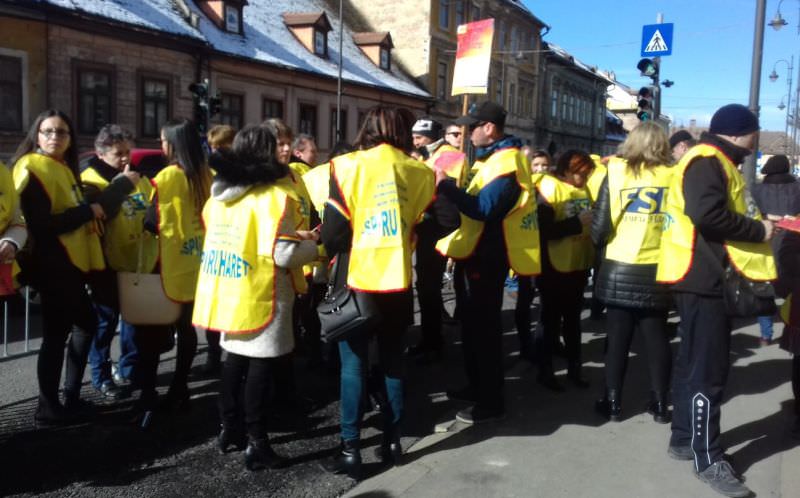 video foto - peste 100 de dascăli protestează pașnic în fața prefecturii sibiu