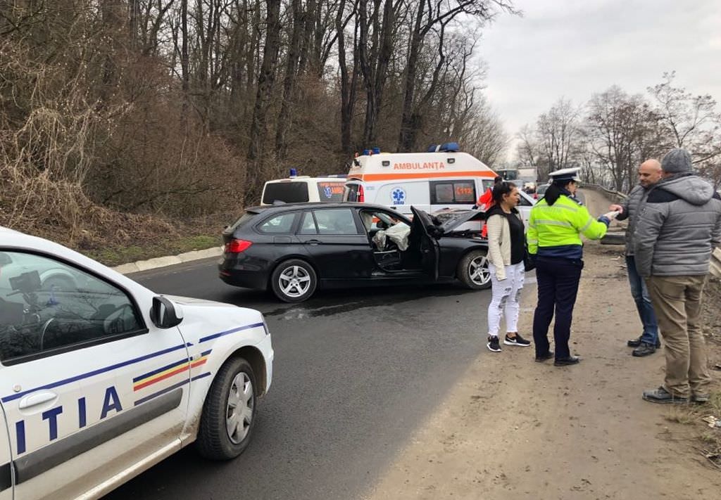 video foto - mamă și fiică rănite într-un accident cu trei victime pe dn14 la ieșirea din mediaș