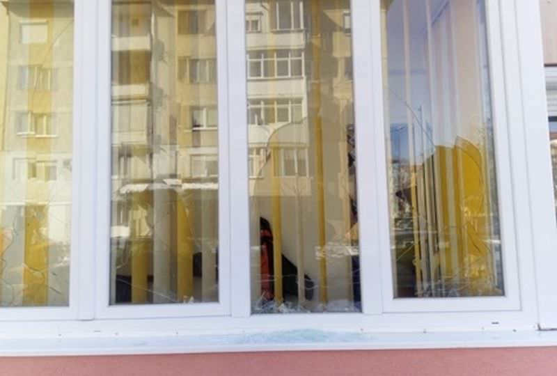 video foto bătrânică terorizată de un necunoscut la sibiu. i-a spart geamurile balconului cu pietre