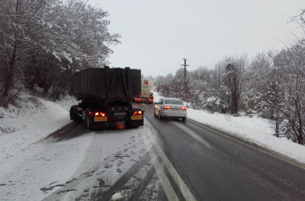 FOTO Se circulă alternativ pe DN 1 - A derapat un autocamion