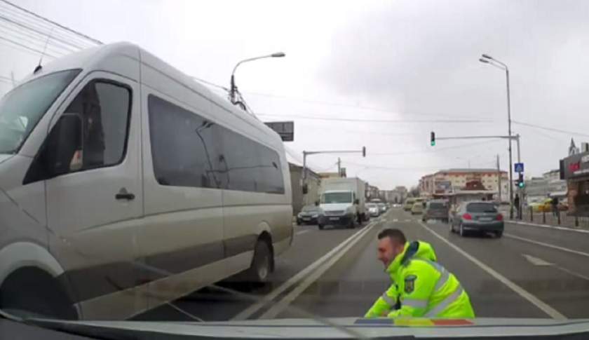 video cățeluș salvat de un polițist. a oprit tot traficul pentru el