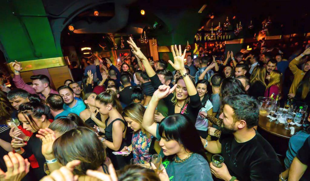 Cea mai tare petrecere din weekend la Sibiu – Retro Night Fever în Cotton Pub