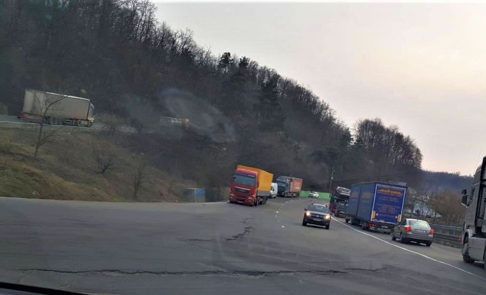 FOTO Drumul DN7, Pitești – Sibiu o ia la vale – Crăpăturile sunt din ce în ce mai mari