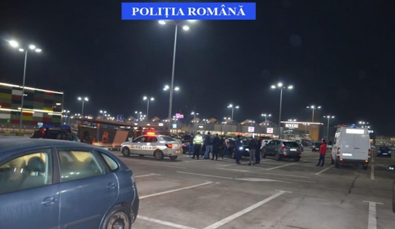 foto - patru hoți din sibiu și vâlcea prinși la furat în mall-ul coresi din brașov