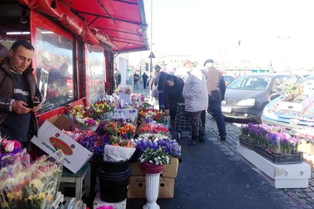 foto goana după cadouri de 1 și 8 martie la sibiu. de unde cumpăram flori și la ce prețuri