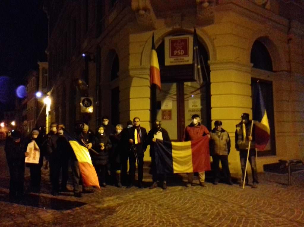 VIDEO FOTO Câțiva zeci de sibieni au protestat cu măști în fața sediului PSD