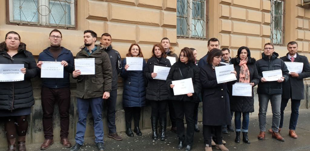 update video foto magistrații sibieni protestează în fața judecătoriei pe dumbrăvii