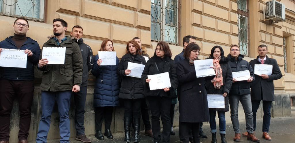 video foto magistrații din sibiu protestează față de ordonanța privind legile justiției