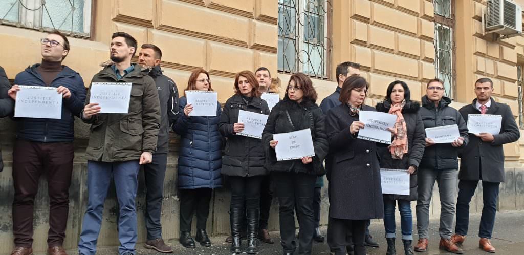 video foto magistrații din sibiu protestează față de ordonanța privind legile justiției