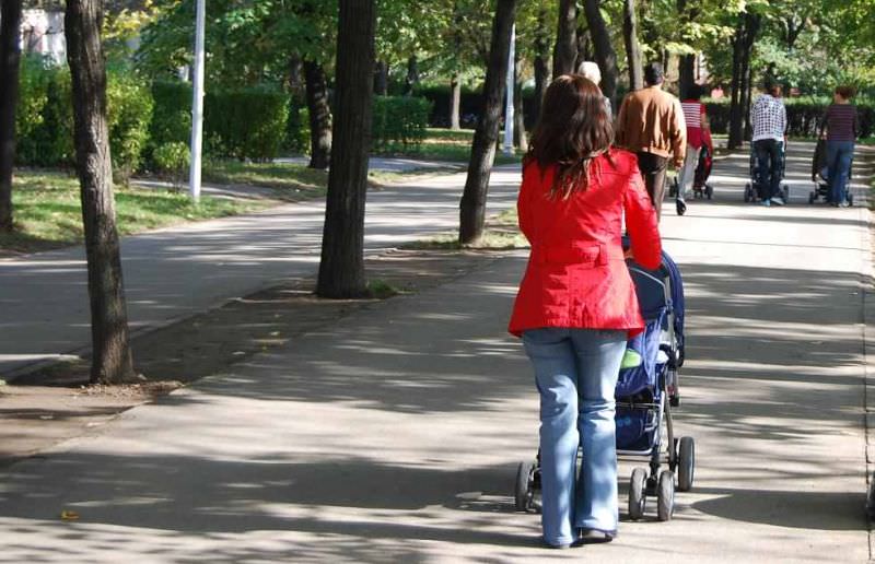 bebeluș strâns de gât în timp ce se afla în cărucior, la plimbare cu mama sa