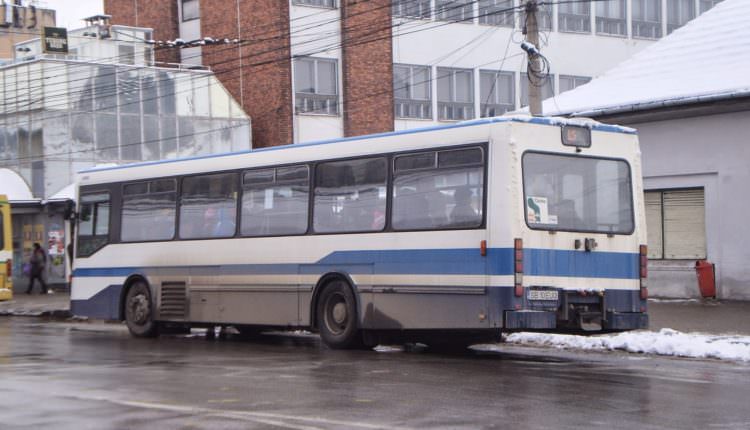 șofer de autobuz lovit cu sticla în cap în timp ce se afla la serviciu