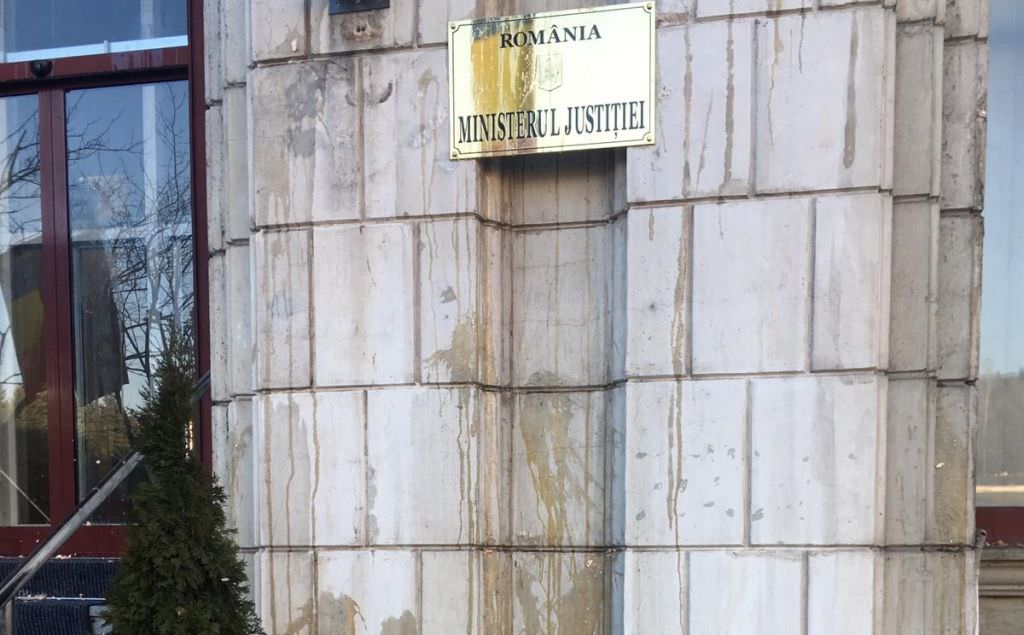 foto mai mulți protestatari au aruncat cu ouă în clădirea ministerului justiției