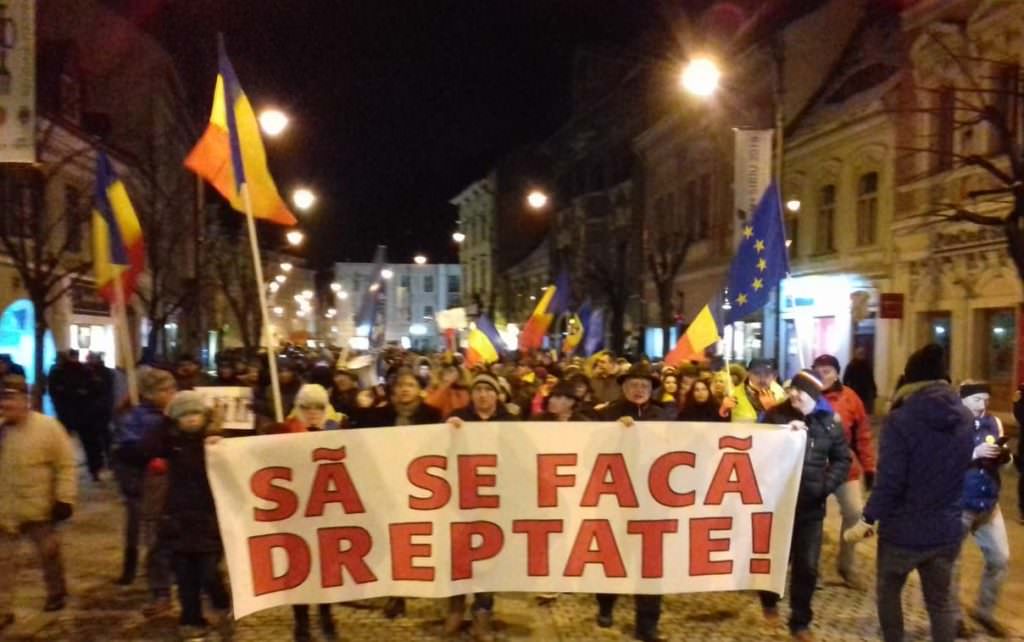 video foto - protest de amploare la sibiu - peste 4.000 de oameni strigă: ''sibiu! trezește-te!''