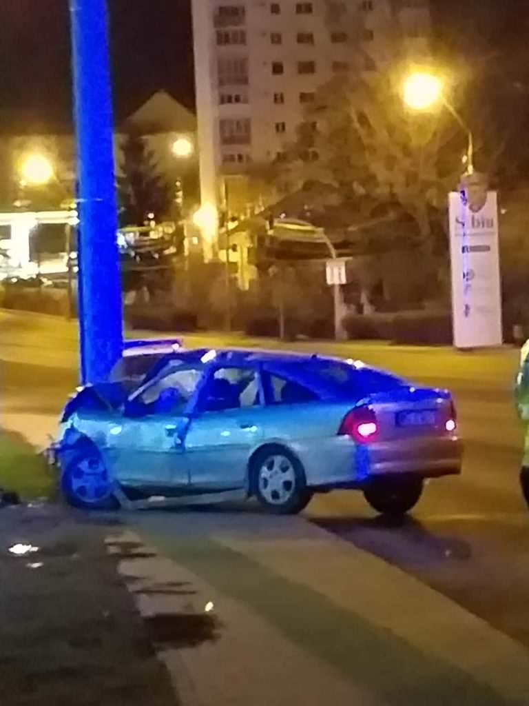 foto - accident la intrare în sibiu produs de un șofer beat - o femeie însărcinată este în comă