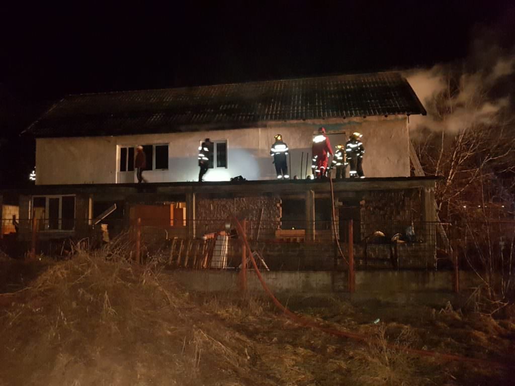 foto acoperiș distrus de flăcări - cauza incendiului de la tălmaciu