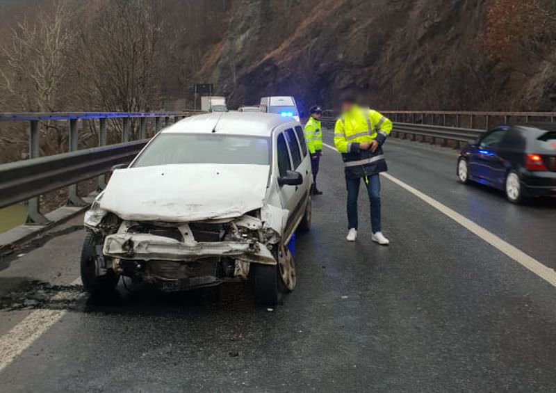 foto valea oltului blocată pe un sens din cauza a două mașini