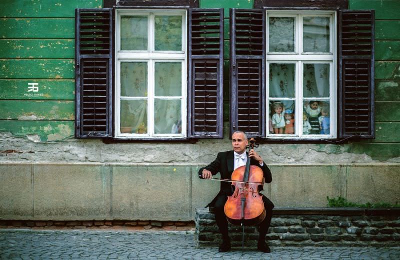 VIDEO - Violoncelistul care a adus o pată de culoare Filarmonicii din Sibiu - Makcim cântă Dumnezeiește!