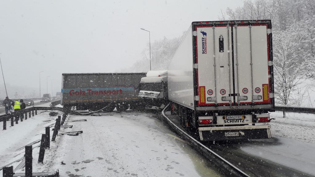 update foto accident cu două tir-uri pe autostrada a1, sensul sibiu - sebeș