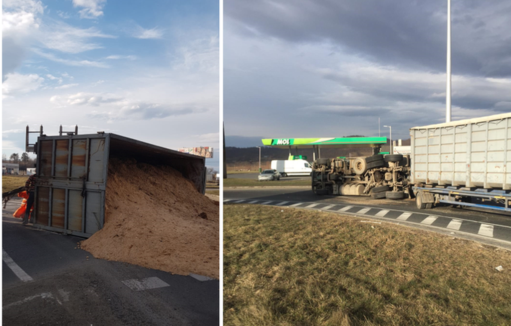 foto tir plin cu rumeguș, răsturnat în sensul giratoriu de la veștem