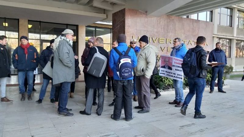 foto tudorel toader, întâmpinat cu o tavă de rahat la un eveniment din timișoara