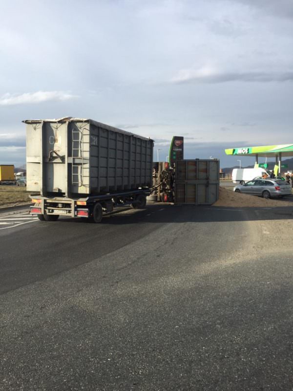 foto tir plin cu rumeguș, răsturnat în sensul giratoriu de la veștem