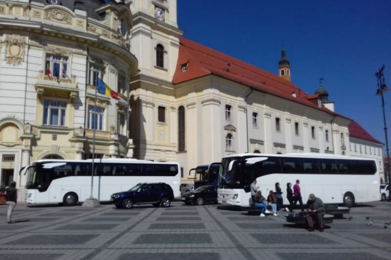 UPDATE FOTO - Agitație în Piața Mare. Delegație importantă pentru pregătirea Summit-ului din Sibiu