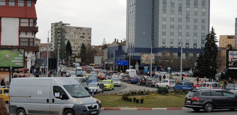 video foto traficul din sibiu blocat de #şîeu - sute de sibieni au ieșit în stradă în semn de protest