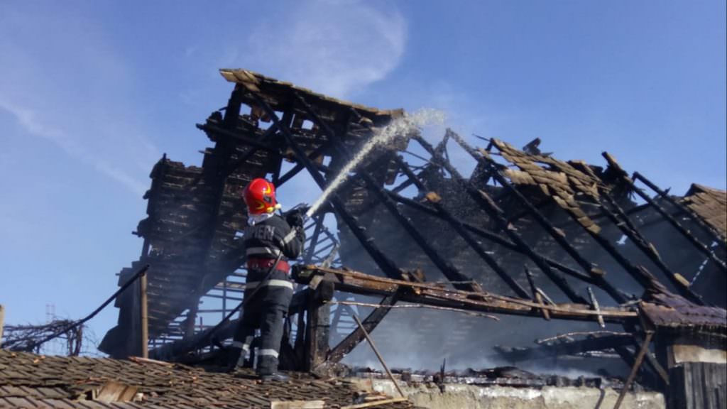 foto incendiu la brateiu - o persoană a făcut atac de panică