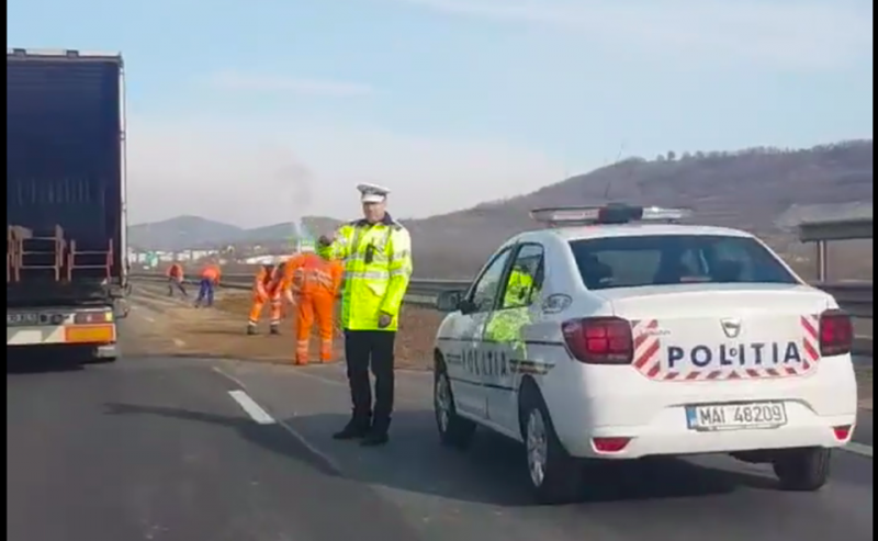 VIDEO - Autostrada Sibiu - Sebeș blocată de pământul pierdut dintr-o basculantă - Trafic îngreunat