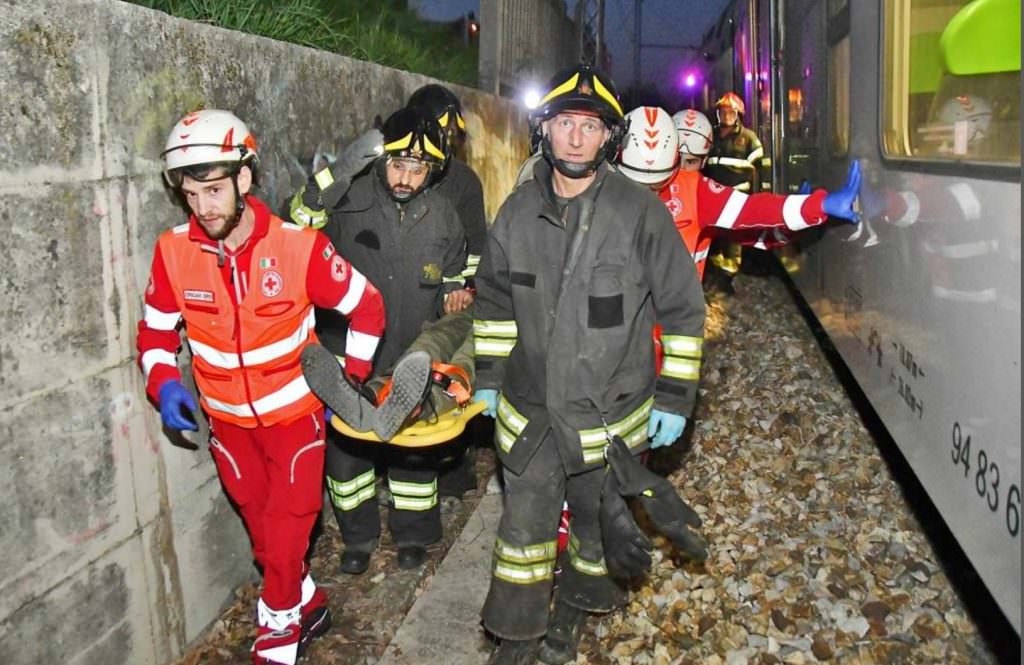 foto - accident feroviar produs în nordul italiei - peste cincizeci de persoane rănite