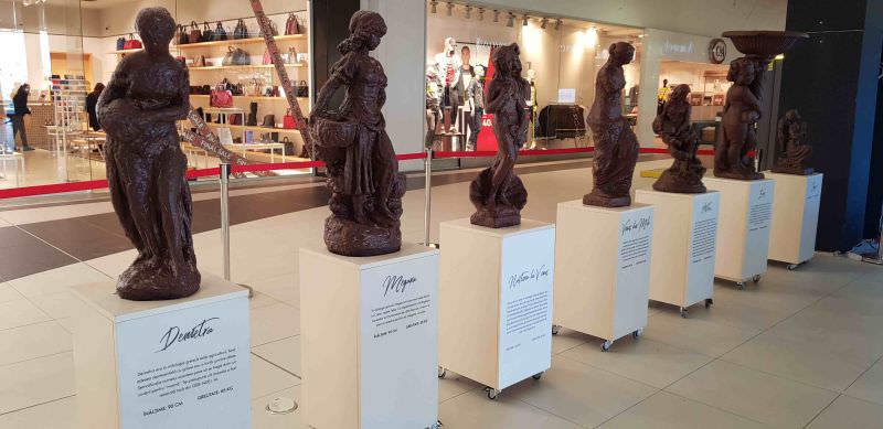 statuete de ciocolată peste 1,5 metri înălțime la shopping city sibiu