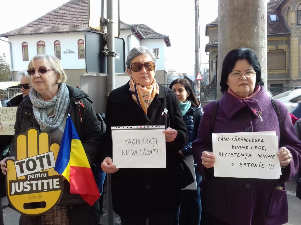 update video foto magistrații sibieni protestează vineri în fața tribunalului și judecătoriei de pe dumbrăvii