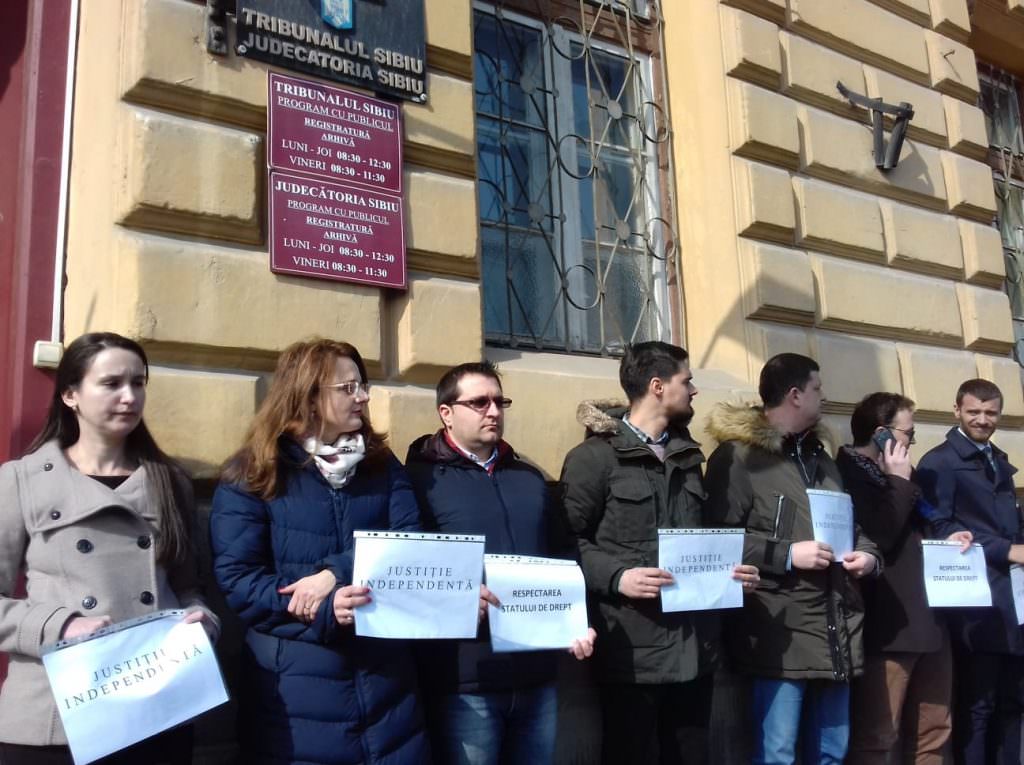 update video foto magistrații sibieni protestează vineri în fața tribunalului și judecătoriei de pe dumbrăvii