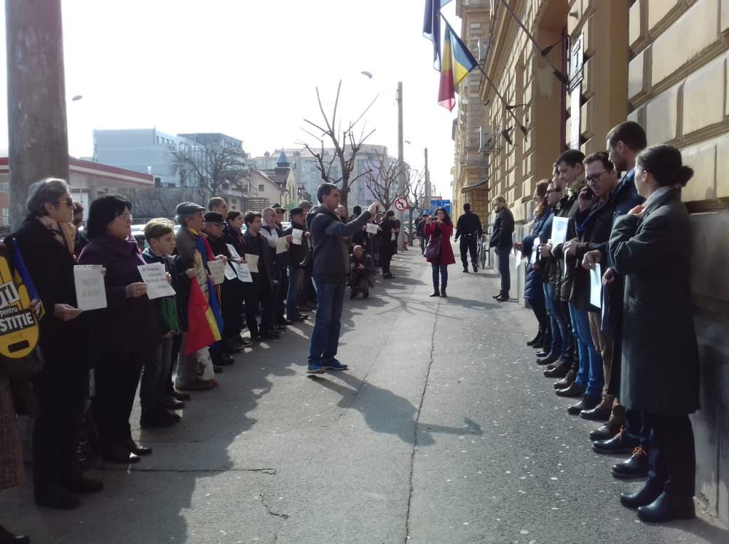 update video foto magistrații sibieni protestează vineri în fața tribunalului și judecătoriei de pe dumbrăvii