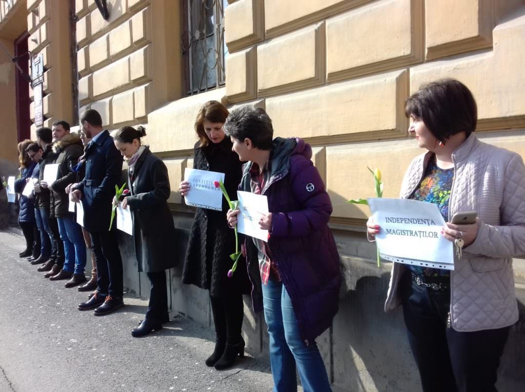 update video foto magistrații sibieni protestează vineri în fața tribunalului și judecătoriei de pe dumbrăvii