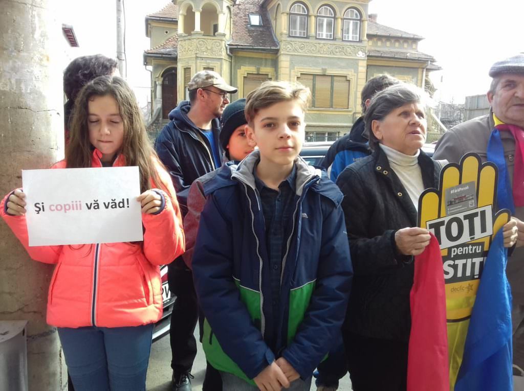 update video foto magistrații sibieni protestează vineri în fața tribunalului și judecătoriei de pe dumbrăvii